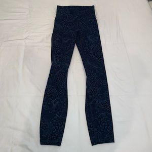 Lululemon leggings, high rise on waist cropped on bottom